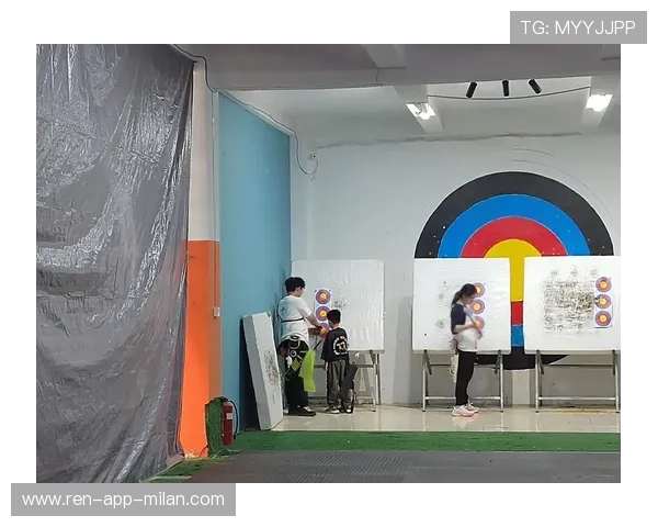 射箭俱乐部加强青少年训练场地的维护与安全巡查，射箭场馆